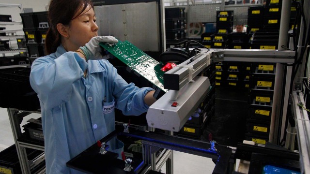 一名女工正在生产中进行紫外线辐射处理操作