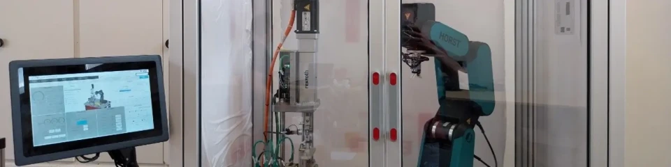 机器人在一个机箱中，旁边是一个带图形的屏幕