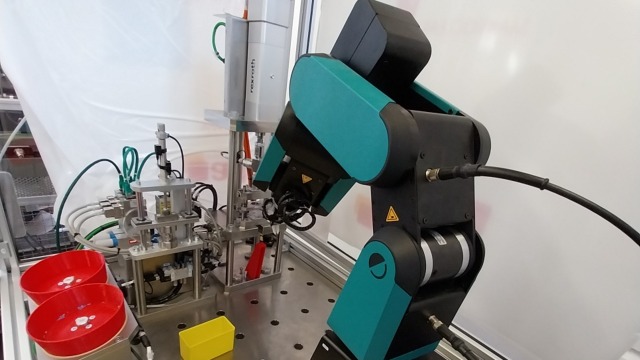 右前方是 Fuitcore 的协作式机器人“Horst”，左后方是 Rexroth 的 ctrlX Core 控制器，装在铝制框架中