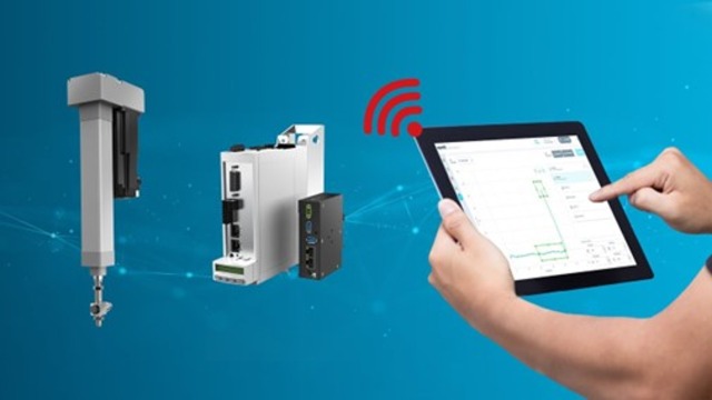 左边：Smart Function Kit Pressing；中间：ctrlX 控制中心；右边：右侧两臂抱着显示屏。显示屏显示一个图形