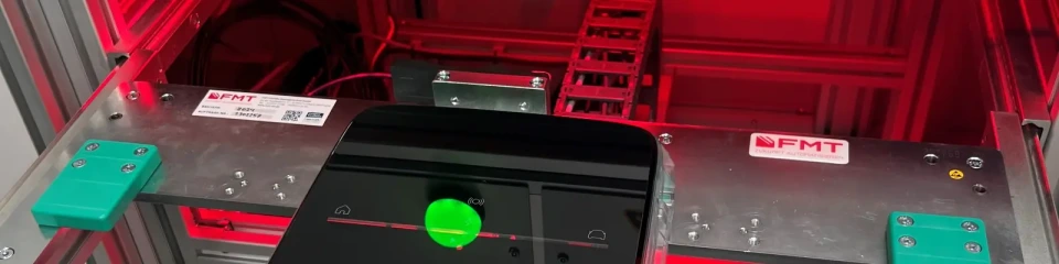壁挂式充电盒正在被插入激光加工单元