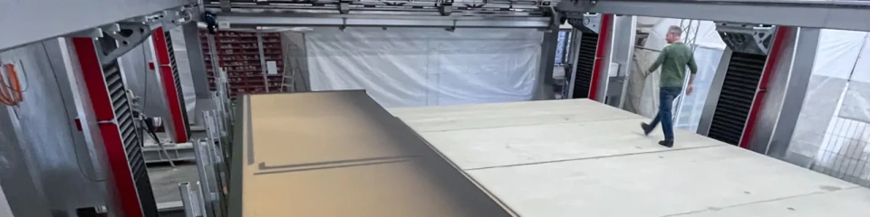 一台装满沙子的voxeljet VX9000 3D打印机，上面有人在走动
