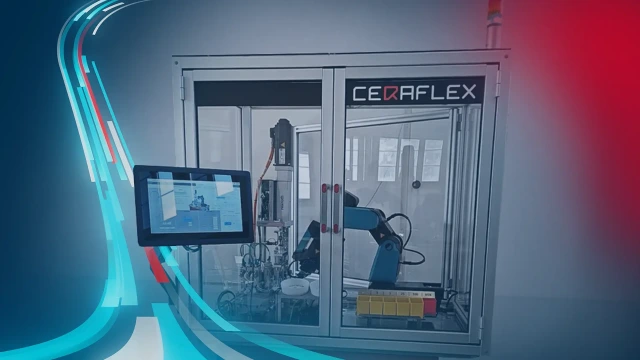 封装在机柜内的 Ceraflex 机器人配给系统。屏幕上显示有流程，可见部分机械臂。