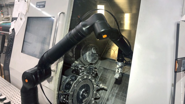 工作中的 7 轴协作式机器人：装载 CNC 车床。