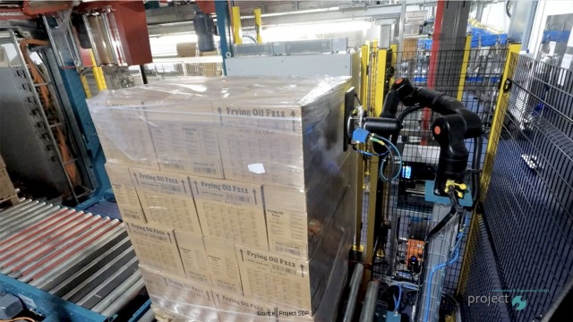 使用 Kassow Robots 协作式机器人在狭小空间内贴标签。
