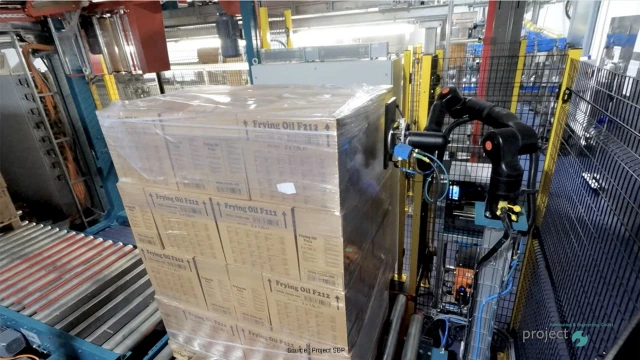 使用 Kassow Robots 协作式机器人在狭小空间内贴标签。