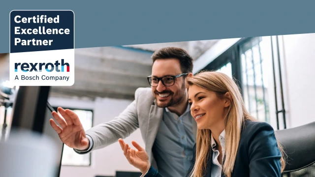 两位商务专业人士微笑着指向电脑屏幕，旁边展示博世力士乐卓越认证合作伙伴标志