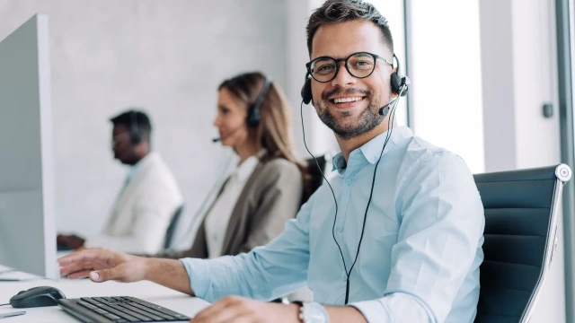 一位佩戴耳机、面带友好微笑的客服人员形象，邀请用户随时联系以咨询问题