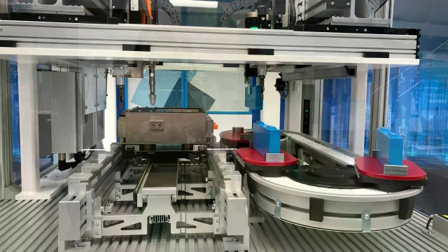 采用线性电机和传送系统的电池模块自动化生产单元。