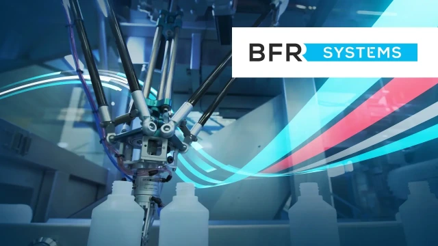 包装生产线上的机械臂悬停在瓶子上方，背景中印有BFR Systems的标志。