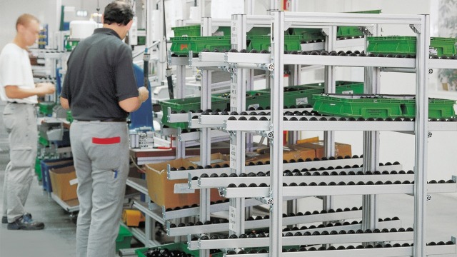 员工使用 Bosch Rexroth 看板流利货架在拣货站工作