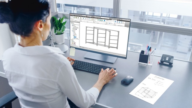 一名女士在笔记本电脑上的 FRAMEpro CAD 插件前