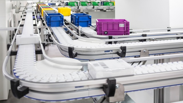 处理包装箱的 Bosch Rexroth VarioFlow plus 链式输送系统