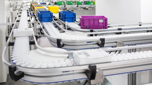 处理包装箱的 Bosch Rexroth VarioFlow plus 链式输送系统