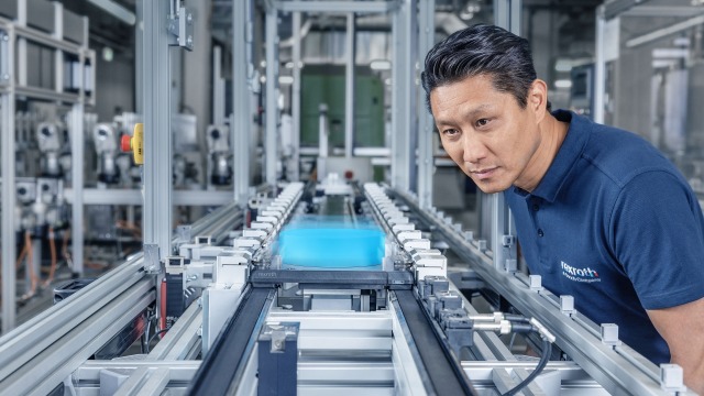 一位男士正在查看 TS 2Booster 输送系统