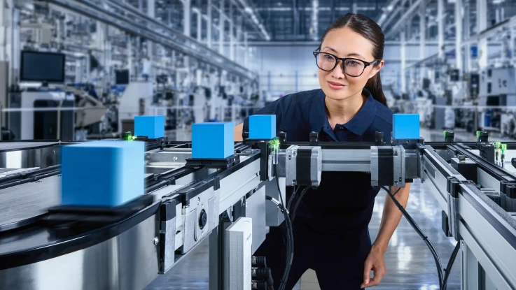 一名女工检查博世力士乐 TS 1 输送系统