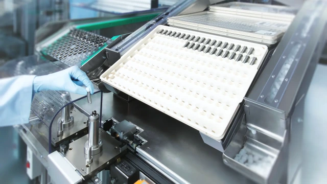 配备博世力士乐TS 1 输送系统的人工操作工作站