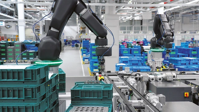 装配线上的 Bosch Rexroth APAS 助手，背景为内部物流区域