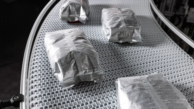 模块化输送线上的咖啡包装袋