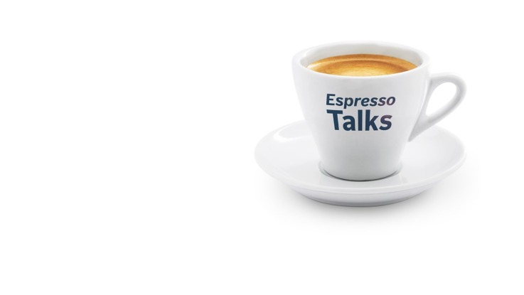 印有“Espresso Talks”字样的咖啡杯。 