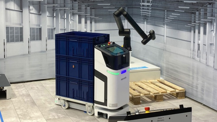 Logimat 展台上载有料箱的 AMR ACTIVE Shuttle。