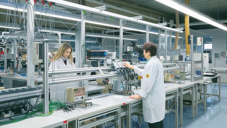 Bosch Rexroth 的两名员工安装 ESD 防水温度传感器