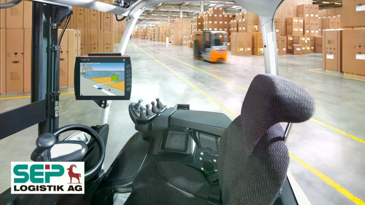 仓库中有两辆叉车，方向盘旁有一台显示器以及SEP Logistik AG的标志。