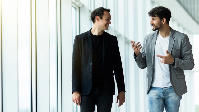 两位专家正在讨论 HMI