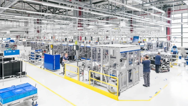 从上往下看：博世智能工厂，牛奶配送司机驾车穿行其中。