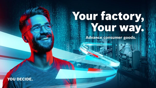 一名男子身处现代化工厂，配文为“您的工厂，您的方式。日用消费品。”