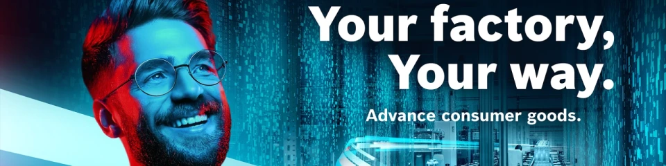 一名男子身处现代化工厂，配文为“您的工厂，您的方式。日用消费品。”