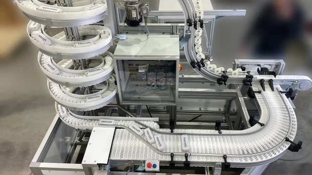 VarioFlow plus 链式输送机与螺旋输送机组合，用于垂直物料输送