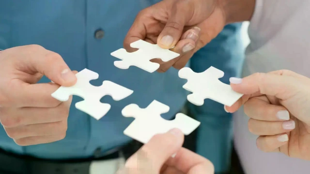 数双手完美地拼接起拼图碎片。