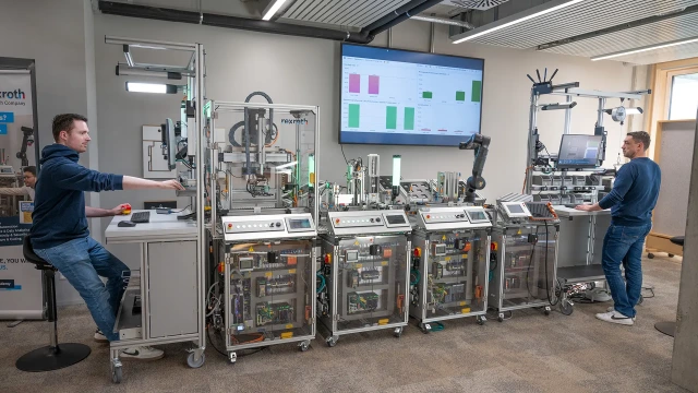 博世力士乐的培训参与者在LernFabrik+进行培训，该设施是为客户定制的紧凑型完整生产线。