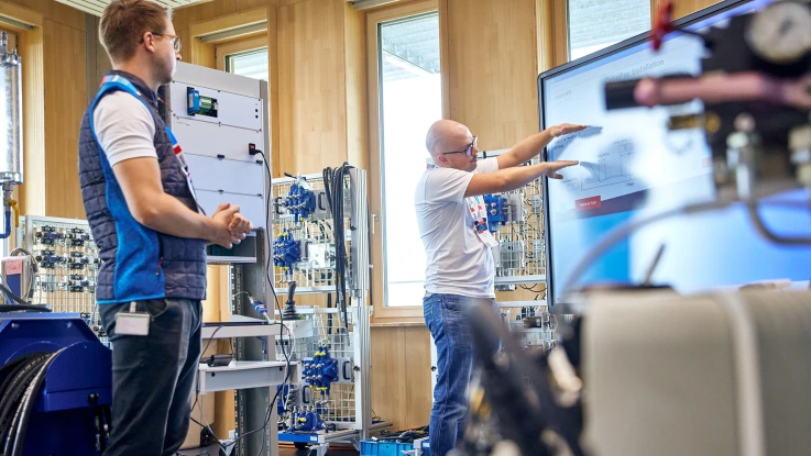 培训师正向学员讲解移动液压技术。