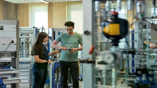 一名培训学员在力士乐培训师的指导下熟悉设备组件。 