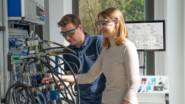 员工正在Hydraulix 300训练系统上进行训练设置。