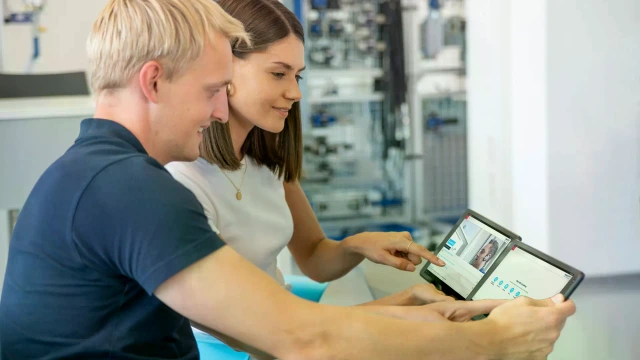 培训参与者使用培训平板电脑获取教学和学习资料。 